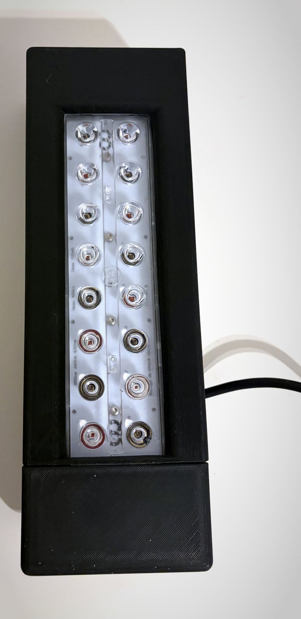 Frente del panel NUMEN apagado, con sus 16 LEDs